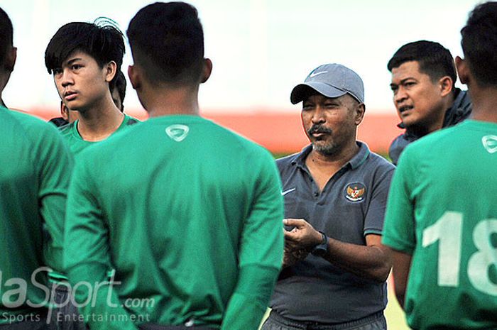 Pelatih Timnas Indonesia U-16, Fakhri Husaini, memberi instruksi kepada pemainnya  pada pemusatan latihan di Stadion Jenggolo, Sidoarjo, yang dimulai Kamis (21/6/2018).