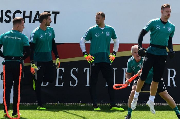 Para kiper Jerman, Marc-Andre ter Stegen, Kevin Trapp, Manuel Neuer, dan Bernd Leno menjalani sesi latihan di Rungghof training center, Bolzano, Italia pada 28 Mei 2018.