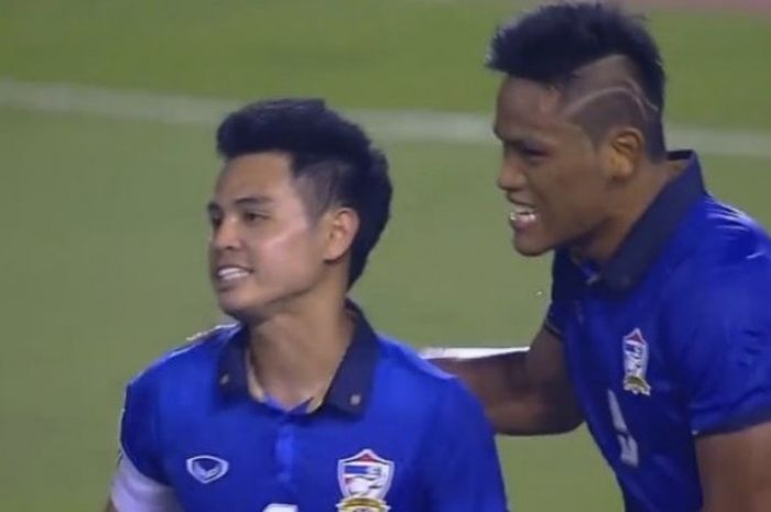 Striker Thailand, Siroch Chattong (kanan) bersuka cita dengan rekannya, Theerathon Burmathan seusai mencetak gol ke gawang Myanmar di Stadion Rajamangala, Bangkok, Kamis (8/12/2016) malam. 