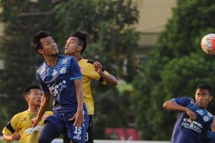 Penyerang Arema, Sunarto (15) mencetak tiga gol saat skuat Singo Edan menang 7-2 atas Metro FC pada laga pemanasan di Lapangan Arhanud, Pendem, Junrejo, Kota Batu, Minggu (24/4/2016). 