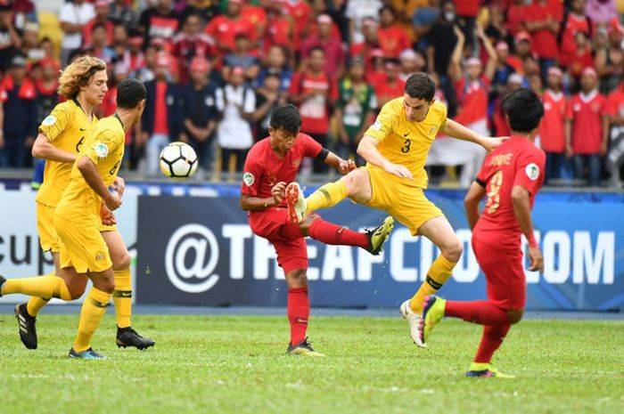   Timnas U-16 Indonesia berhadapan dengan Australia pada perempat final Piala Asia U-16 2018 di Stadion Bukit Jalil, 1 Oktober 2018.   