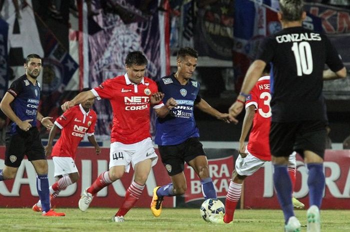 Gelandang Arema Cronus, Srdan Lopicic, dan pemain Persija Jakarta, Mekan Nasirov, berebut bola dalam pertandingan Grup B Piala Bhayangkara di Stadion Kapten I Wayan Dipta, Gianyar, Bali, pada Jumat (25/3/2016).