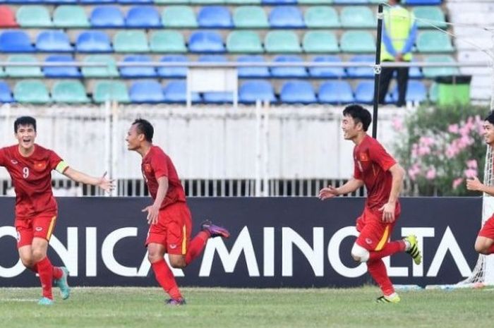  Selebrasi penyerang timnas Vietnam, Nguyen Trong Hoang (kedua dari kiri), seusai mencetak gol ke gawang Malaysia pada laga kedua Grup B Piala AFF 2016 di Stadion Thuwunna, Rabu (23/11/2016). 