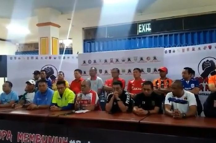 Petinggi Klub Kontestan Liga 1 2018 Menyerukan Ikrar Damai di Stadion Kanjuruhan, Kab. Malang pada Sabtu (29/92018)