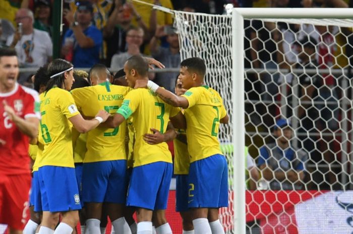 Para pemain Brasil merayakan gol yang dicetak oleh Paulinho dalam laga Grup E Piala Dunia 2018 kontra Serbia di Spartak Stadium, Moskow, Rusia pada 27 Juni 2018.