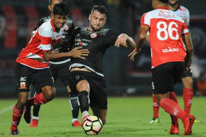 Marko Simic mencetak gol pertamanya untuk Persija Jakarta ke gawang Madura United pada ajang Suramadu Super Cup 2018, di Stadion Gelora Bangkalan, Madura, Senin (8/1/2017).