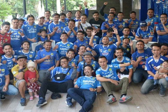 Kolektor jersey Persib Bandung di di 1933 Dapur & Kopi, Minggu (20/1/2019).