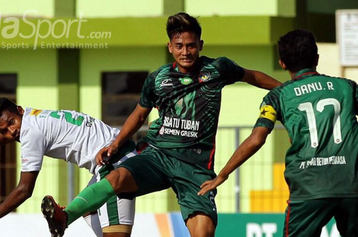 Pemain Persatu, Panggah Madyankara (tengah), dalam pertandingan Liga 2 melawan Persebaya Surabaya di Stadion Lokajaya, Tuban, Jawa Timur, Senin (28/08/2017).