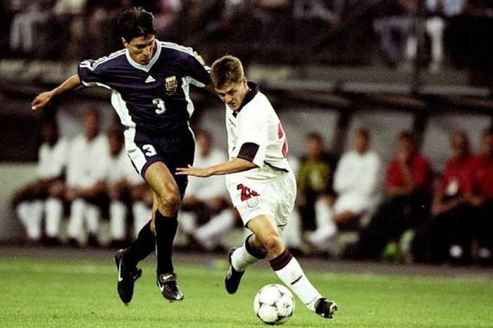 Aksi Michael Owen (kanan) saat melewati bek lawan, Jose Chamot, dalam proses terciptanya gol kedua Inggris ke gawang Argentina dalam duel babak 16 besar Piala Dunia di Saint Etienne, 30 Juni 1998.