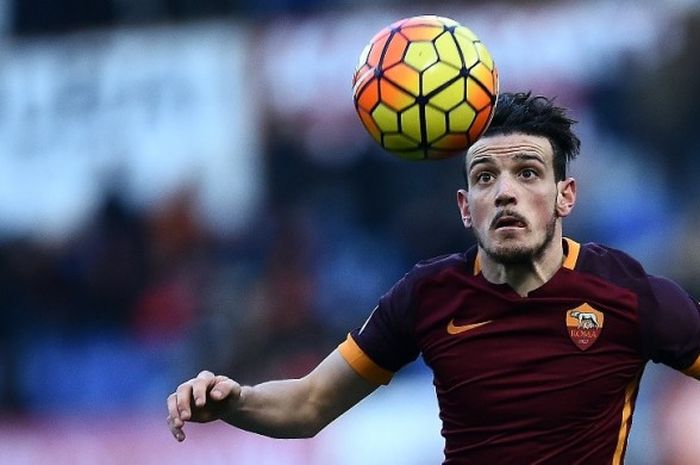 Pemain AS Roma, Alessandro Florenzi, coba menjangkau bola saat timnya melawan Hellas Verona pada lanjutan Serie A di Stadion Olimpico, 17 Januari 2016.