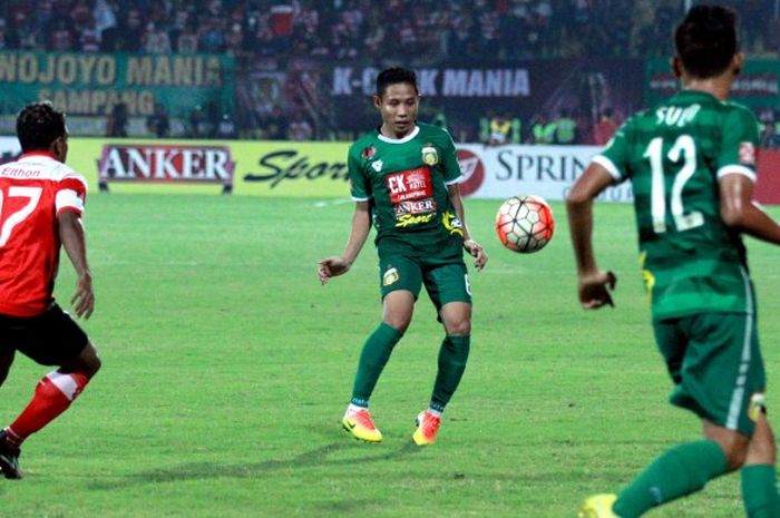 Gelandang Bhayangkara Surabaya United, Evan Dimas.