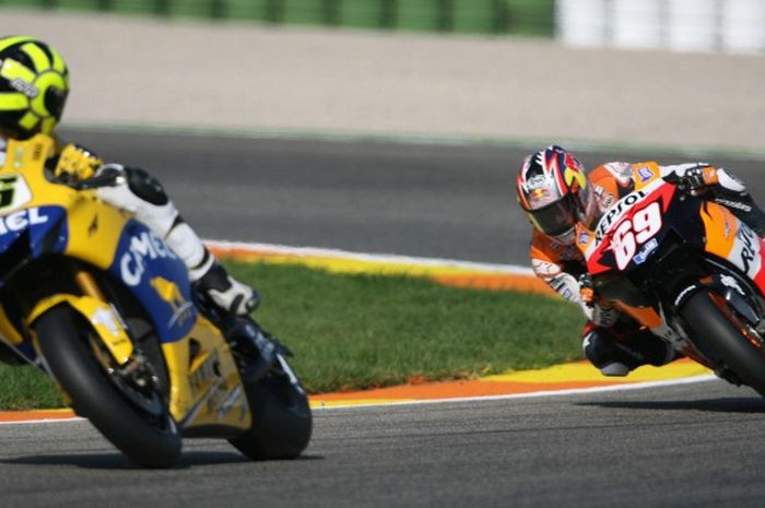 Valentino Rossi dan Nikcy Hayden saat bertarung sepanjang musim 2006 hingga seri pamungkas. Hayden akhirnya keluar sebagai juara dunia.