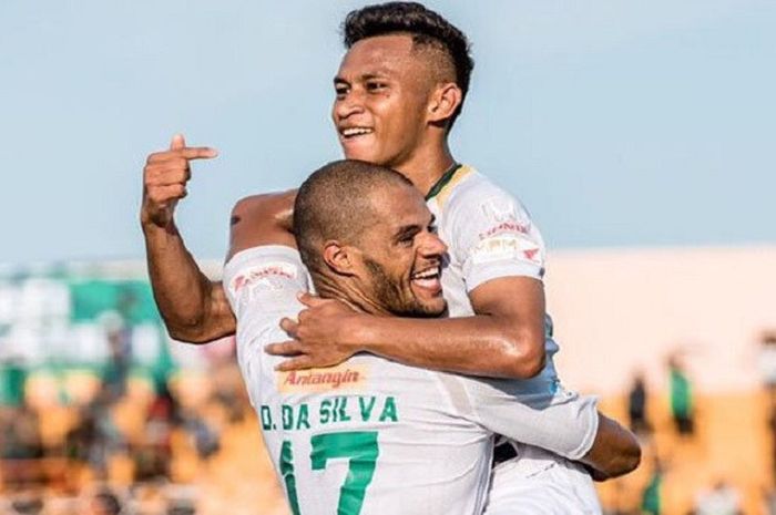 Striker Persebaya David da Silva saat merayakan golnya bersama Osvaldo Haay dalam pertandingan lawan PS Tira, pada Jumat (13/4/2018). 