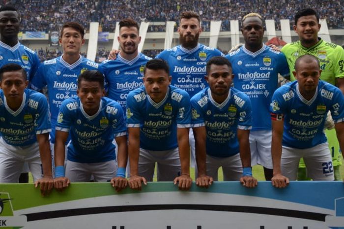               Para pemain Persib Bandung berpose jelang laga Liga 1 2018 kontra Arema FC di Stadion Gelora Bandung Lautan Api, Kamis (13/9/2018).              