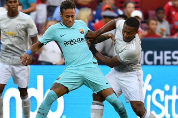 Neymar dan Antonio Valencia berebut bola saat Barcelona menghadapi Manchester United pada pertandingan ICC 2017 di Maryland, Rabu (26/7/2017). 
