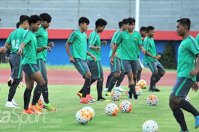 Pemain Timnas U-16 Indonesia, mengikuti pemusatan latihan di Stadion Jenggolo, Sidoarjo, yang dimulai Kamis (21/6/2018).