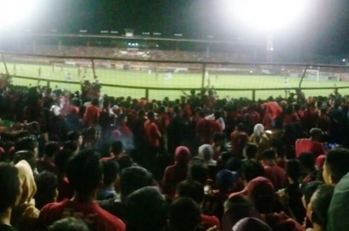 Suasana tribun penonton di Stadion Mattalatta dalam laga PSM Makassar vs Bali United, Senin (6/11/2017)