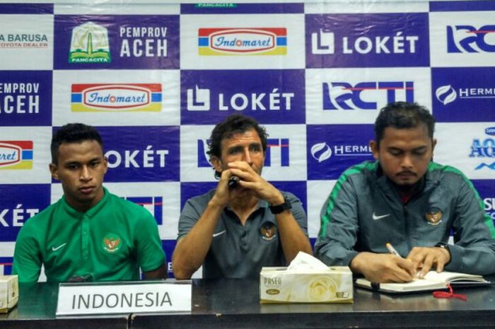 Pelatih timnas Indonesia, Luis Milla (tengah), saat memberikan pernyataan pada sesi jumpa pers pasca-laga kontra Mongolia dalam Aceh World Solidarity Cup 2017 di Stadion Harapan Bangsa, Banda Aceh, Senin (4/12/2017).