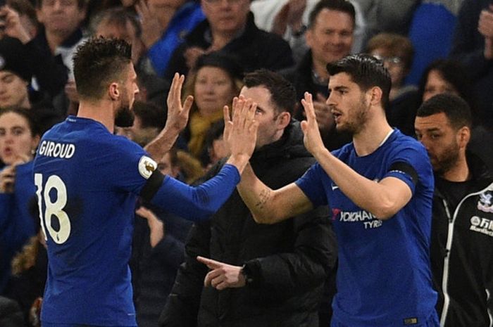   Penyerang Chelsea, Alvaro Morata (kanan), menggantikan Olivier Giroud dalam laga Liga Inggris kontra Crystal Palace di Stadion Stamford Bridge, London, pada 10 Maret 2018.  