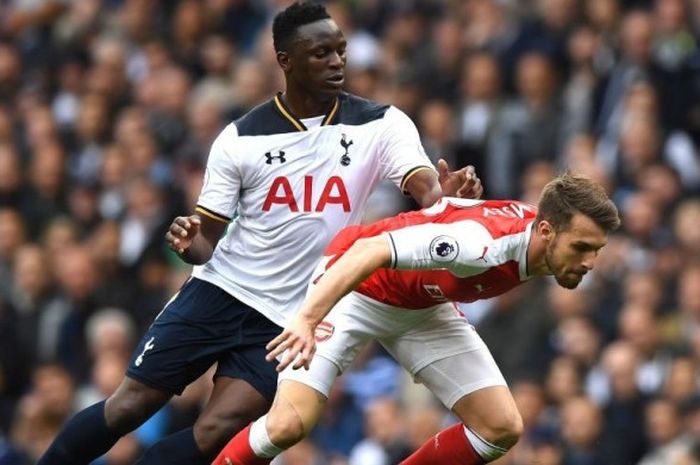 Gelandang Tottenham, Victor Wanyama, berduel memperebutkan bola dengan pemain tengah Arsenal, Aaron Ramsey, pada laga lanjutan Liga Inggris antara Tottenham dan Arsenal di Stadion White Hart Lane, pada Minggu (30/4/2017).