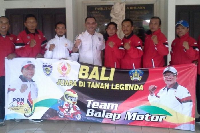 Tim Balap Motor Bali berfoto bersama usai dilepas resmi Ketua Pengrop IMI Bali, Nyoman Saniweca (kemeja putih/tengah) di Denpasar, Kamis (15/9/2016)-