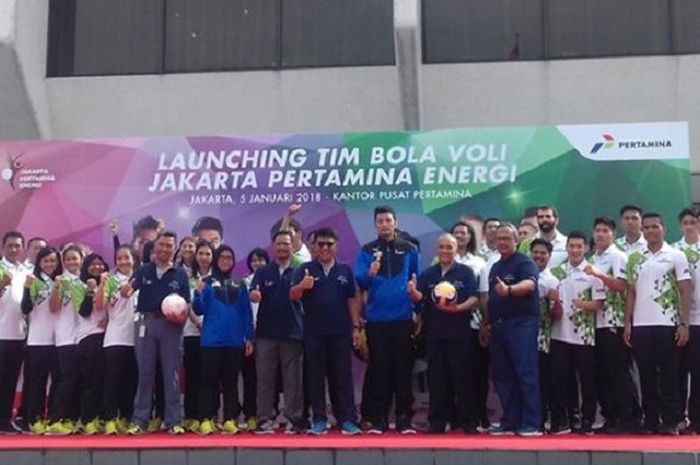  Jakarta Pertamina Energi memperkenakan komposisi tim bola voli putra dan putri untuk ajang Proliga 2018 di Kantor Pusat Pertamina, Jakarta, Jumat (5/1/2018). 