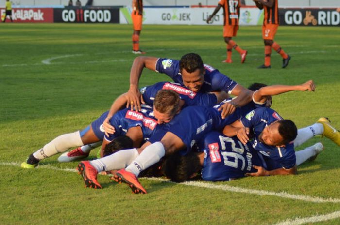  Pemain PSIS Semarang merayakan gol ke gawang Perseru Serui, Minggu (23/9/2018). 