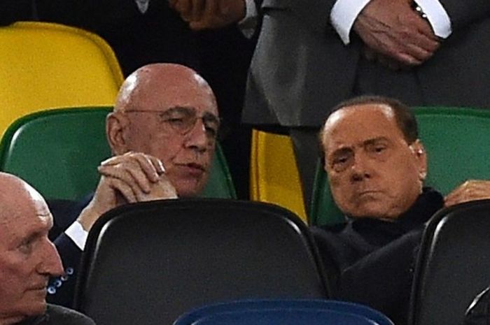 Dua petinggi AC Milan, Adriano Galliani dan Silvio Berlusconi, menyaksikan laga AC Milan dan Juventus di Estadio Olimpico pada 21 Mei 2016 di Roma, Italia.