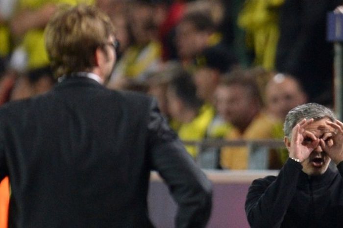 Juergen Klopp dan Jose Mourinho bertemu saat Borussia Dortmund melawan Real Madrid pada partai semifinal Liga Champions di Signal Iduna Park, 24 April 2013.