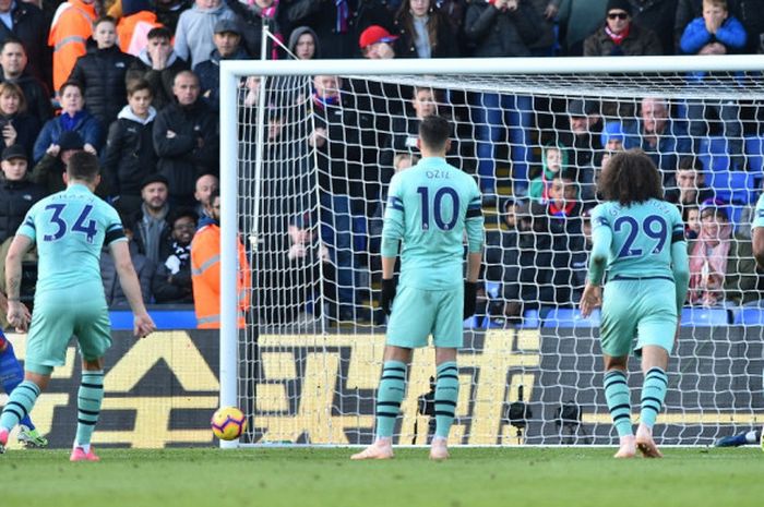 Gelandang Crystal Palace, Luka Milivojevic, mencetak gol ke gawang Arsenal dari titik penalti pada laga lanjutan Liga Inggris di Selhurst Park, 28 Oktober 2018. 
