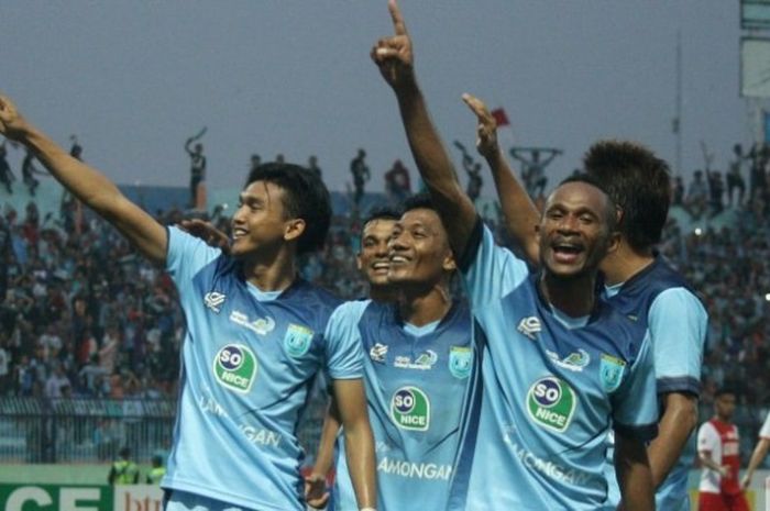 Para pemain Persela merayakan gol Dendi Sulistyawan (kiri) ke gawang PSM Makassar di Stadion Surajaya, Lamongan, Jumat (2/8/2016) petang. 
