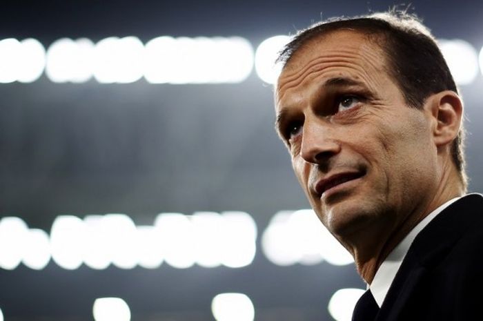 Pelatih Juventus, Massimiliano Allegri, menjalani partai kontra Olympique Lyon pada fase grup Liga Champions di Juventus Stadium, 2 November 2016.