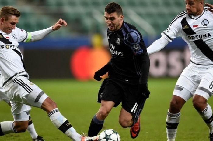 Gelandang Mateo Kovacic tampil sebagai penyelamat Real Madrid dari kekalahan di markas Legia Warszawa, Rabu (2/11/2016) waktu setempat.