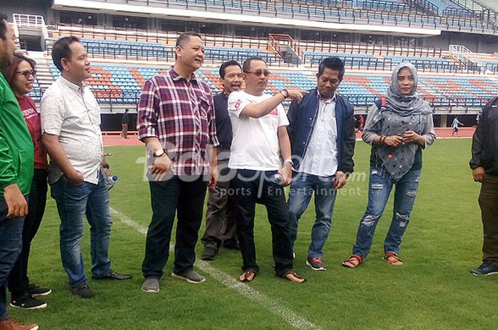 Ketua Panpel Piala Presiden, Wisnu Sakti Buana bersama anggota DPRD Surabaya saat sidak di Gelora Bung Tomo, Minggu (14/1/2017).