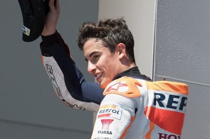 Pebalap Repsol Honda, Marc Marquez, melakukan selebrasi setelah memenangi balapan GP Americas di Circuit of The Americas, 23 April 2017.
