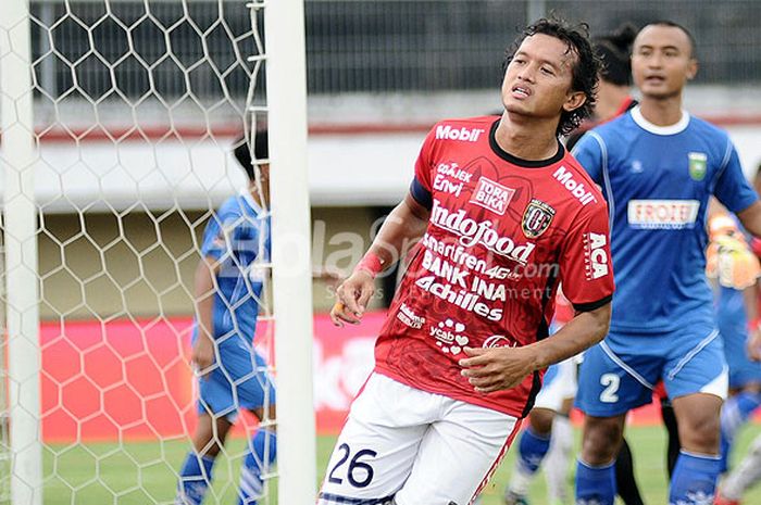 Ekspresi kecewa kapten Bali United, AA Ngurah Nanak Trisnajaya, usai gagal memanfaatkan peluang mencetak gol ke gawang PSPS saat kedua tim bentrok di Grup D Piala Presiden 2018 di Stadion Kapten I Wayan Dipta, Gianyar, Rabu (24/1/2018).