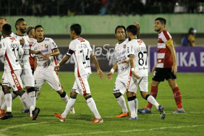 Para pemain Bali United merayakan gol ke gawang Madura United pada babak perempat final Piala Presiden 2018, di Stadion Manahan, Solo, Sabtu (3/2/2018).