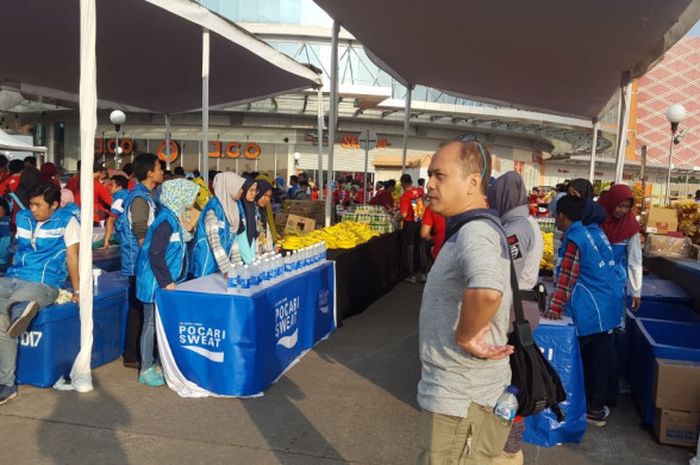 Konsumsi pada event lari tahunan SuperBall Run 2017 diselenggarakan di tol Becakayu, Jakarta Timur, Minggu (8/10/2017).