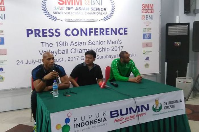 Pelatih tim bola voli putra Arab Saudi, Garcia Ramon (kiri), dan kapten timnya, Ahmed Albakheet (kanan), menjalani konferensi pers seusai laga kontra Indonesia di GOR Tri Dharma, Gresik, Jawa Timur, Senin (24/7/2017).