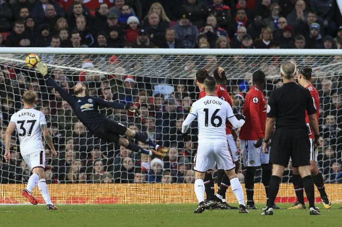 Gelandang Burnley, Steven Defour (16), melihat tembakan bebasnya menembus gawang Manchester United pada laga Liga Inggris di Stadion Old Trafford, Manchester, Selasa (26/12/2017).