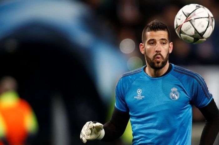 Penjaga gawang Real Madrid, Kiko Casilla, melakukan pemanasan menjelang partai melawan Wolfsburg pada perempat final pertama Liga Champions di Volkswagen Arena, 6 April 2016.