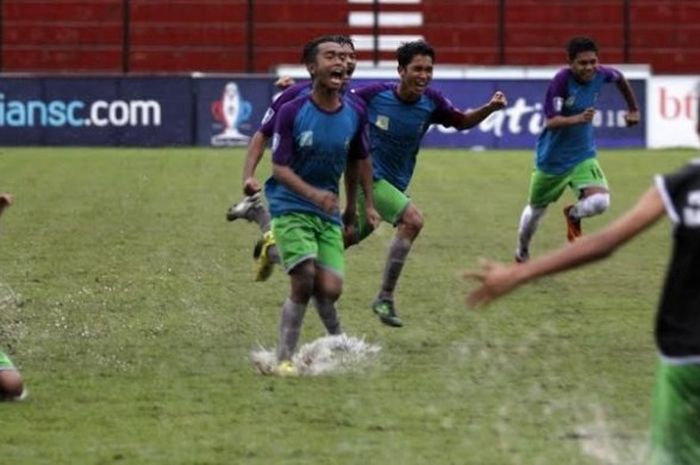 Sukacita para pemain Askot Balikpapan U-17 seusai menang adu penalti atas Putra Tresna asal Bali pada laga Piala Soeratin 2016 di Stadion Sultan Agung, Bantul, Sabtu (3/12/2016) malam. 