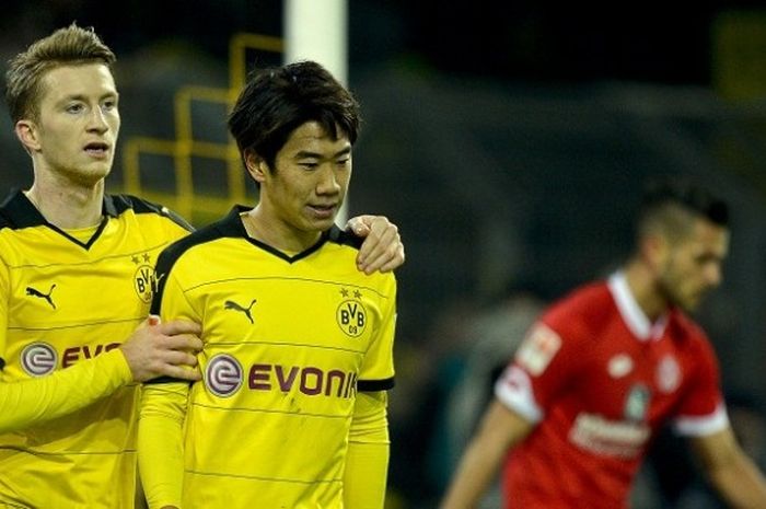 Dua pemain Borussia Dortmund, Marco Reus (kiri) dan Shinji Kagawa, menjadi pahlawan kemenangan timnya atas Mainz 05, pada laga Bundesliga di Stadion Signal Iduna Park, Minggu (13/3/2016).