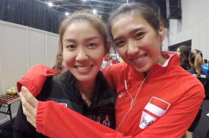 Pevoli putri Thailand, Nootsara Tomkom (kiri) berfoto bersama atlet voli putri Indonesia Yolla Yuliana (kanan) dalam ajang SEA Games 2017, Malaysia.