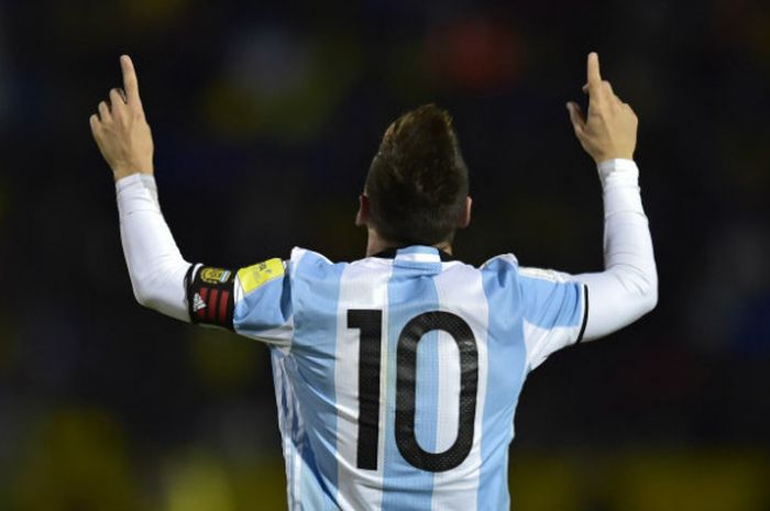 Kapten timans Argentina, Lionel Messi, melakukan selebrasi setelah menjebol gawang Ekuador dalam laga di Quito, 10 Oktober 2017..