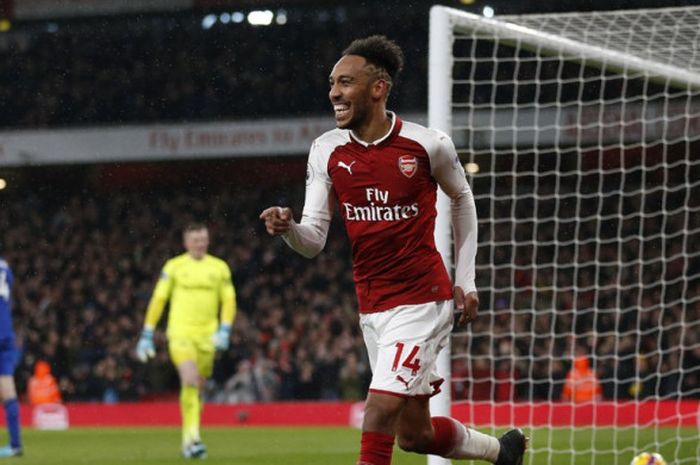 Striker Arsenal, Pierre-Emerick Aubameyang, merayakan gol yang dia cetak ke gawamg Everton dalam laga Liga Inggris di Stadion Emirates, London, pada 3 Februari 2018.