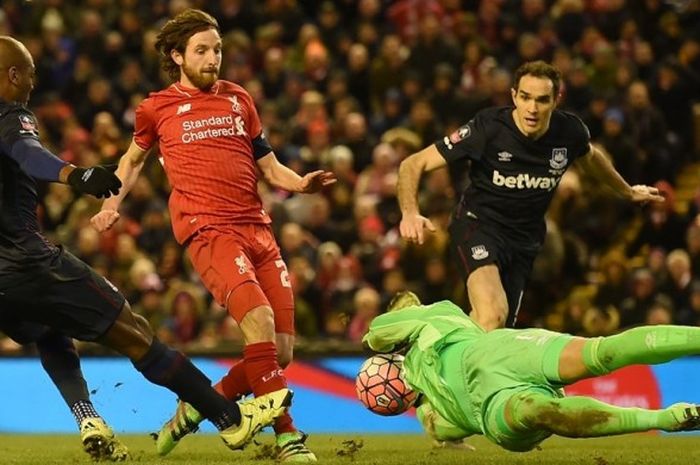  Penjaga gawang West Ham United, Darren Randolph, menggagalkan peluang dari gelandang Liverpool, Joe Allen, ketika kedua tim bertemu pada babak keempat Piala FA di Stadion Anfield, Sabtu (30/1/2016).