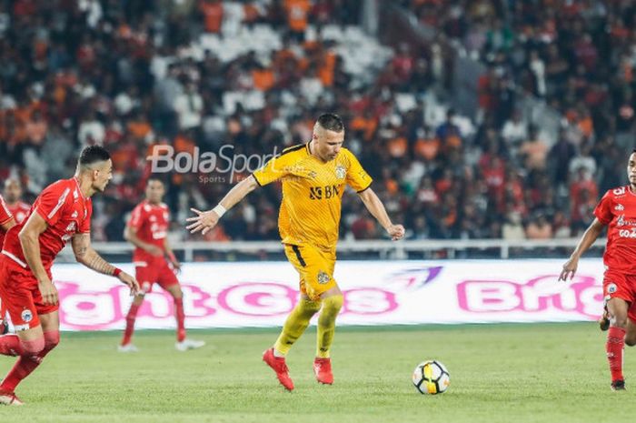 Penyerang Bhayangkara FC, Nikola Komazec, menendang bola pada laga pembuka Liga 1 2018 kontra Persija Jakarta di Stadion Utama GBK pada Jumat (23/3/2018).