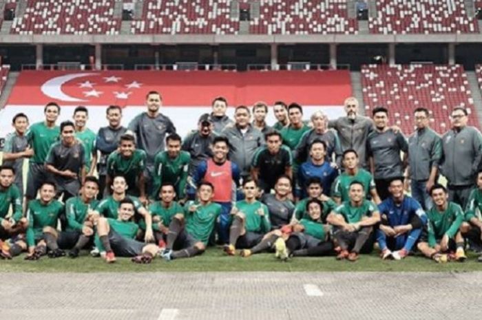 Timnas U-23 Indonesia berfoto usai latihan di Stadion Nasional, Singapura, Selasa (20/3/2018). Pasukan Luis Milla akan meladeni Timnas U-23 Singapura dalam laga persahabatan, Rabu (21/3/2018) pukul 18.30 WIB.