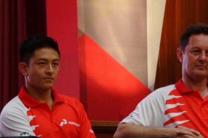 Pebalap Indonesia, Rio Haryanto, dan manajernya, Piers Hunnisett, menghadapi media di acara jumpa pers pengumuman Rio ke Formula 1 di Jakarta, Kamis (18/2/2016).
